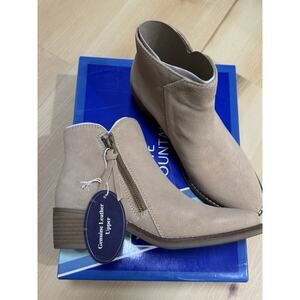 NWT White Mountain Tan Suede “Altos” Ankle Boots Side Zipper Stacked Heel Size 5